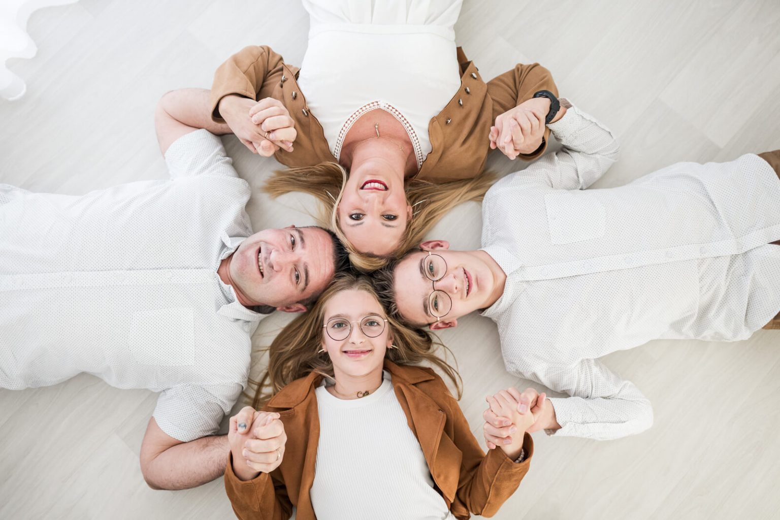 Séance photo famille en studio en lumière naturelle à Toulouse