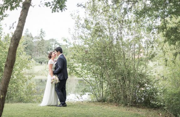 Photo des mariés dans le parc du domaine de Preissac près de Toulouse