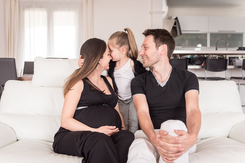 Séance photo de grossesse en famille à la maison à Toulouse