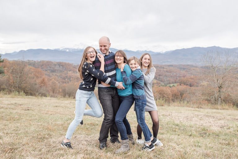 Séance photo de famille joyeuse en Ariège au pied des Pyrénées
