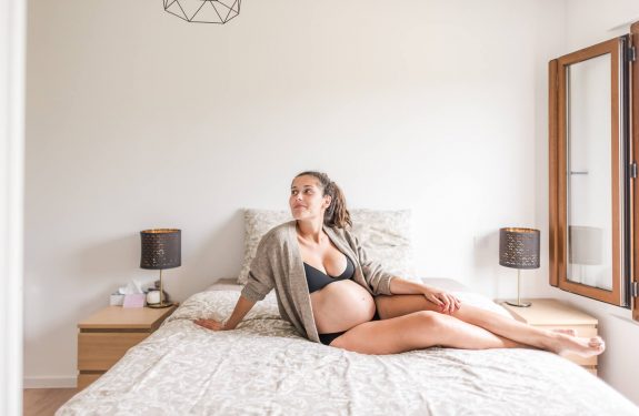 Photographe de séance photo femme enceinte cocooning à domicile à Toulouse