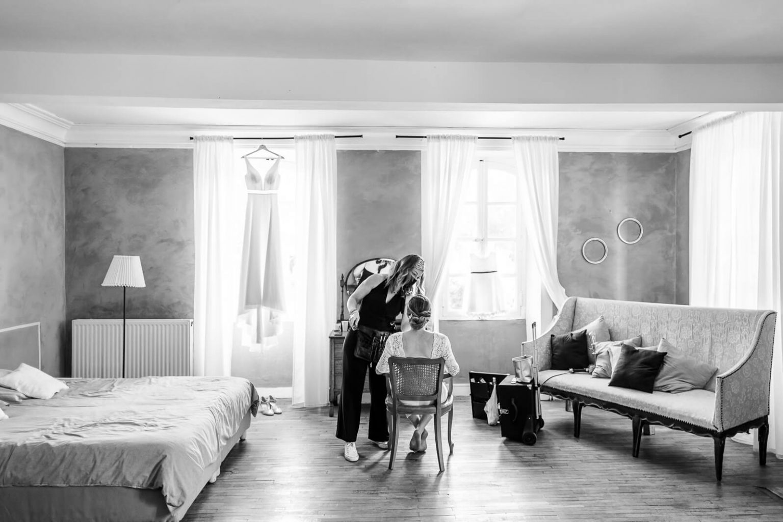 Photographe de mariage au Domaine du Beyssac à Cintegabelle près de Toulouse - préparatifs de la mariée dans le gîte