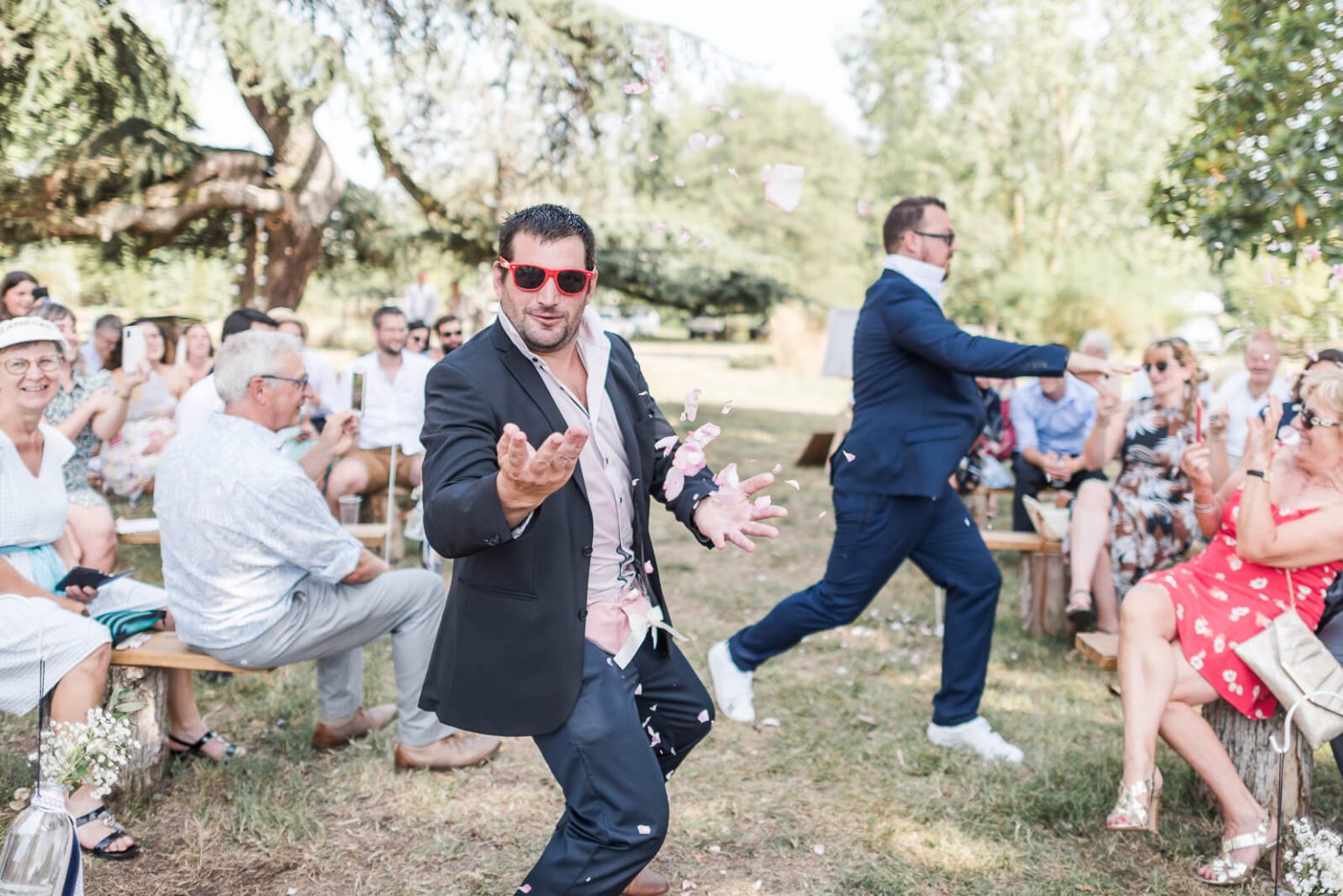 Photographe de mariage à Toulouse - flower guys au lancement de la cérémonie laïque au domaine du Beyssac