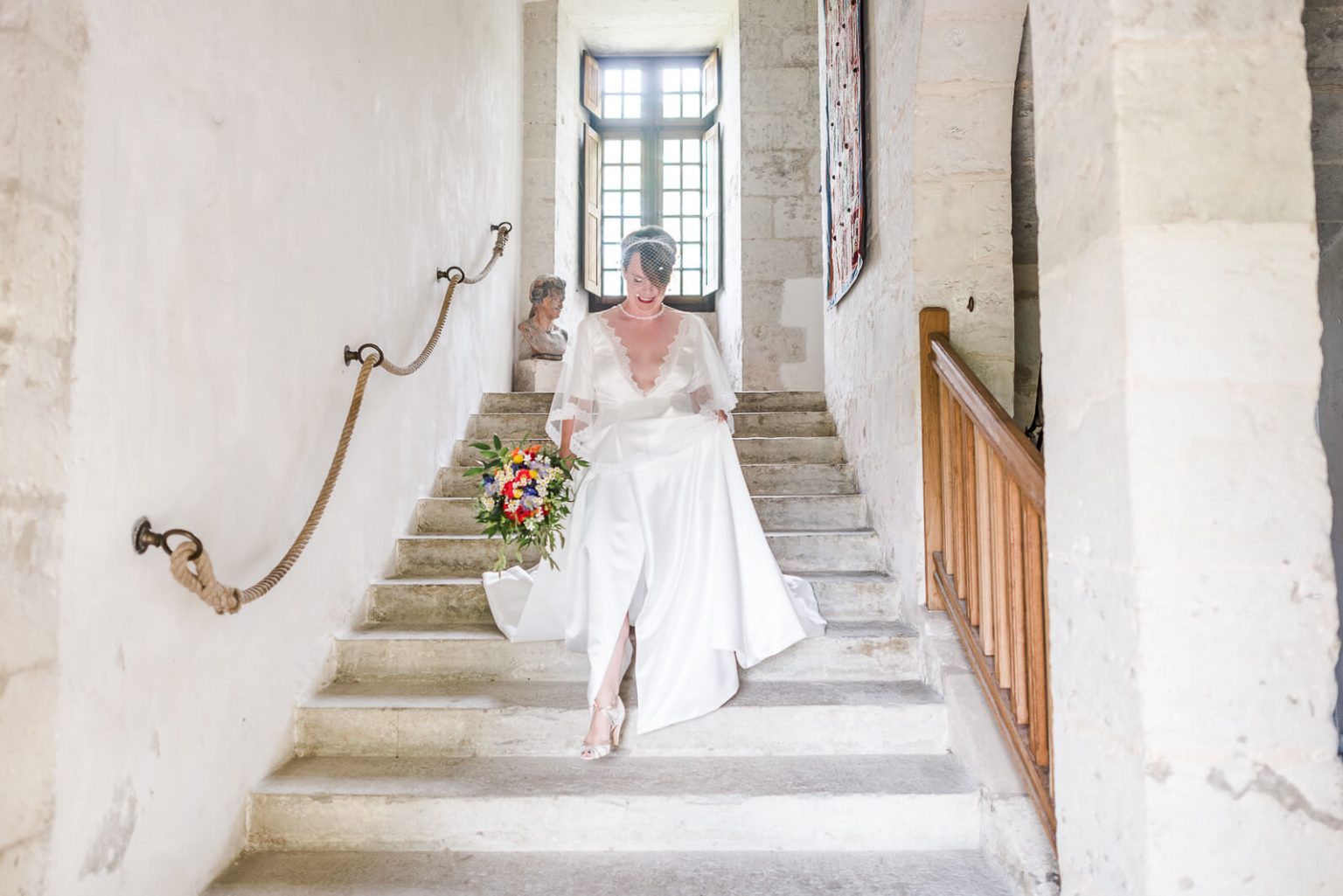 Descente des escaliers du Château Puyferrat par la mariée lors d'un mariage en Dordogne