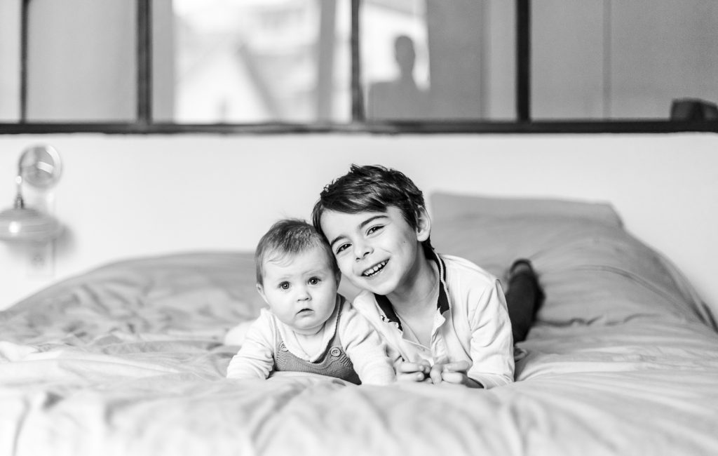 Photographe de Séance photo de famille à domicile à Toulouse pour ce bébé de huit mois et son grand frère