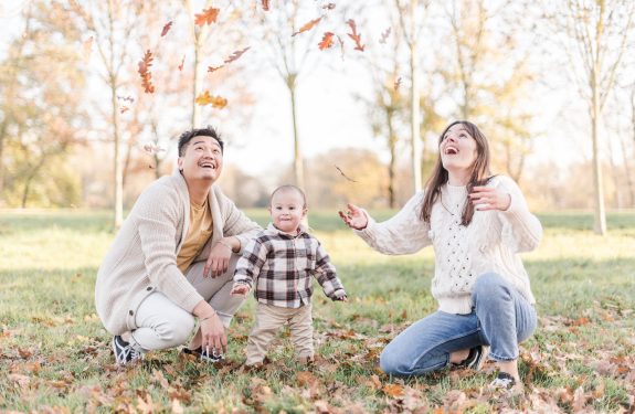 Séance photo de famille en automne au lac de L'Union près de Toulouse pour ce bébé d'un an et ses parents