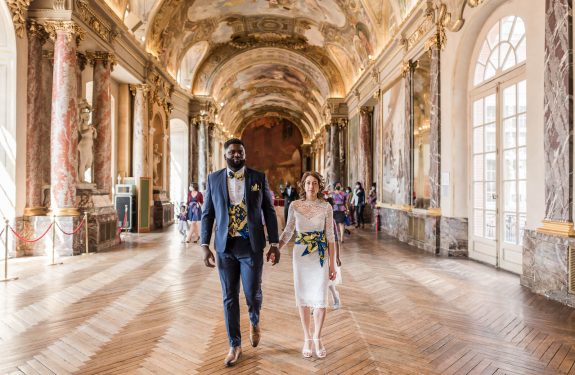 Photo de l'entrée des mariés dans la Salle des Illustres du Capitole de Toulouse pour célébrer leur mariage