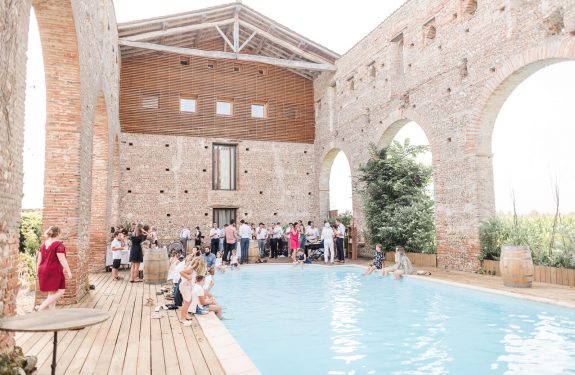 Les invités profitent du vin d'honneur de ce mariage au Domaine du Beyssac autour de la piscine