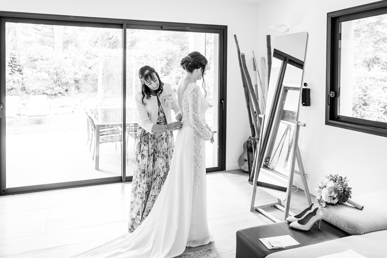 Photographe de mariage à Toulouse - habillage de la mariée dans sa robe Rosa Clara