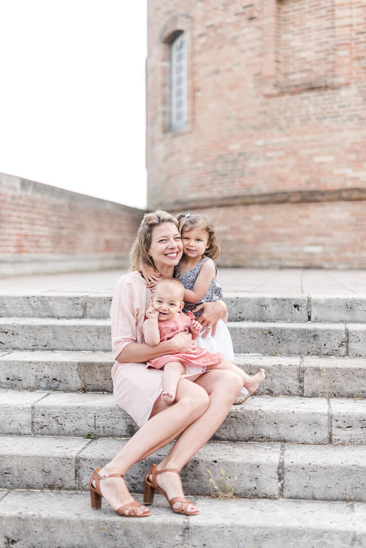 Séance photo de famille le matin à Toulouse pour une famille avec deux petites filles