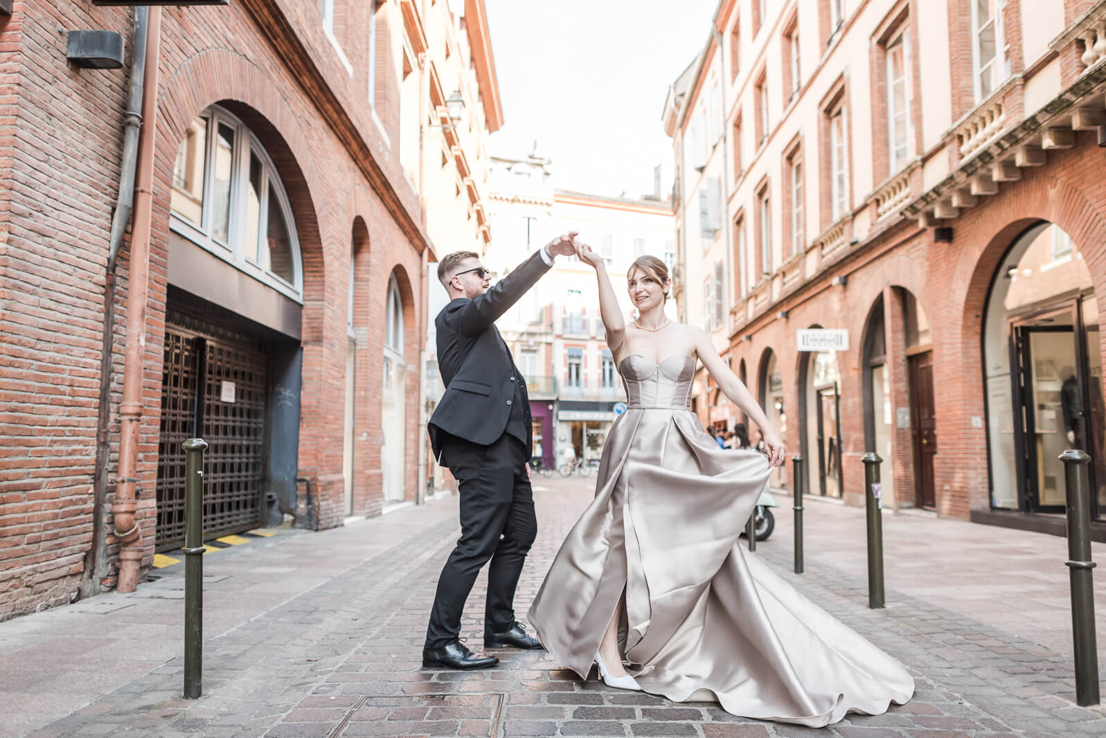 Photographe de mariage à Toulouse, les mariés dans les rues de Toulouse