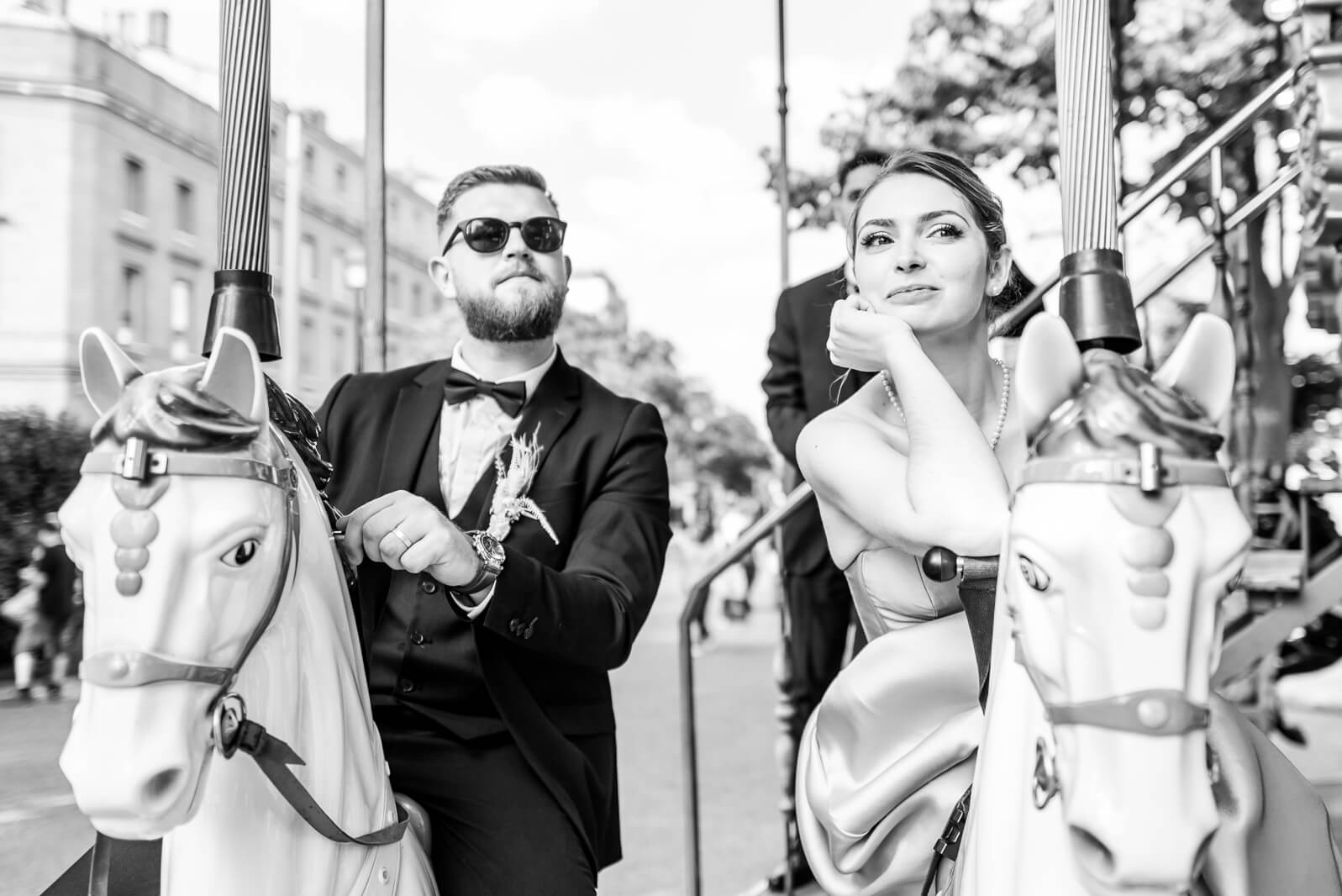 Photographe de mariage à Toulouse, les mariés sur le carrousel de la Place Wilson