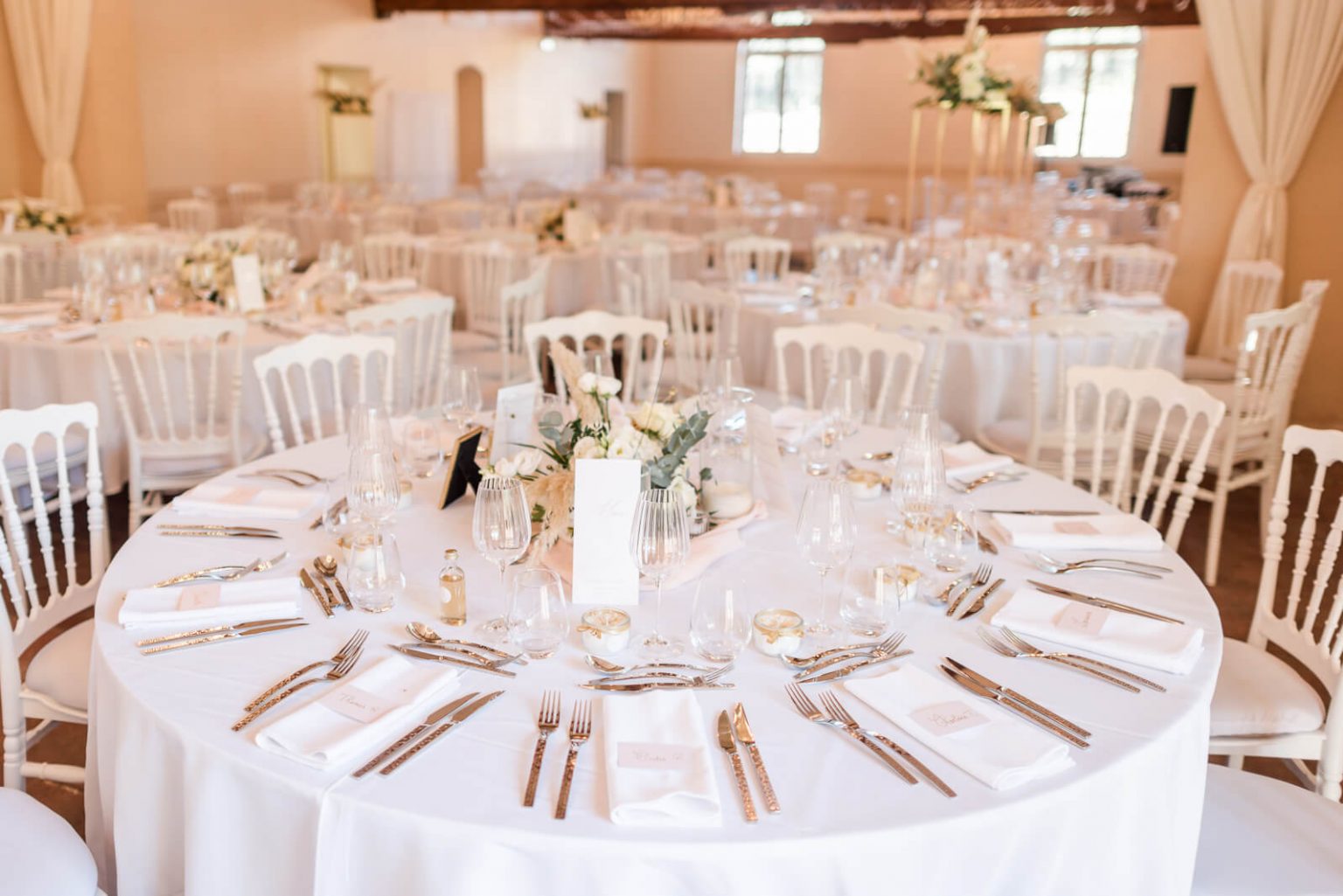 Photographe de mariage à Toulouse au Château de Conques, la décoration de la salle de réception par l'Agence Voulez Vous