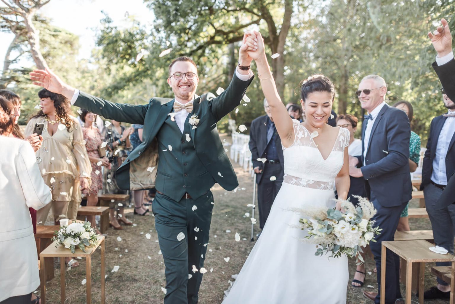 Photographe de mariage à Toulouse au Château de Conques, la sortie de la cérémonie laïque sous les pétales de rose
