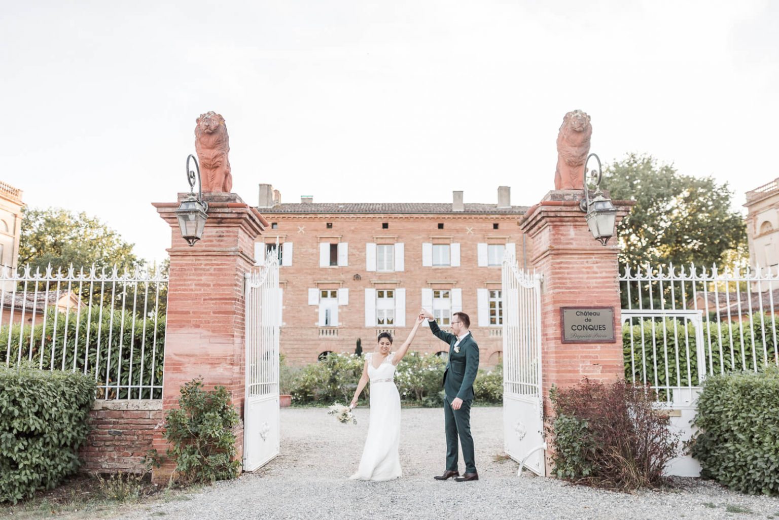 Photographe de mariage à Toulouse au Château de Conques, les mariés devant le Château