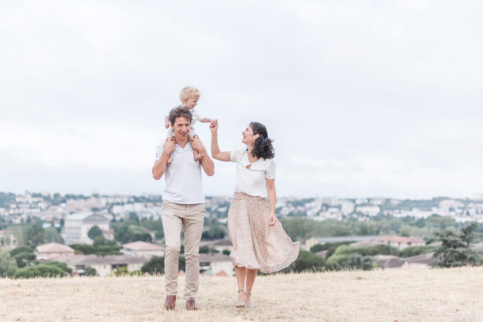 Photographe de famille à Balma, portrait de famille avec bébé sur les épaules de papa