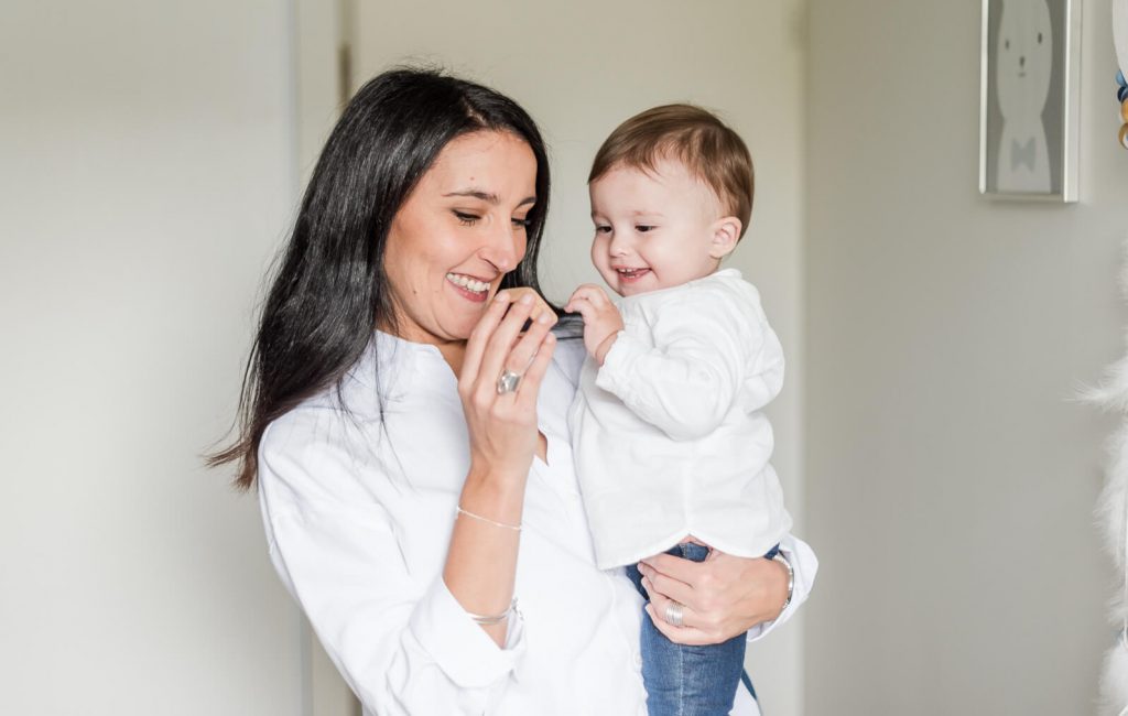 Photographe de famille à Toulouse à domicile, portrait de bébé jouant avec maman