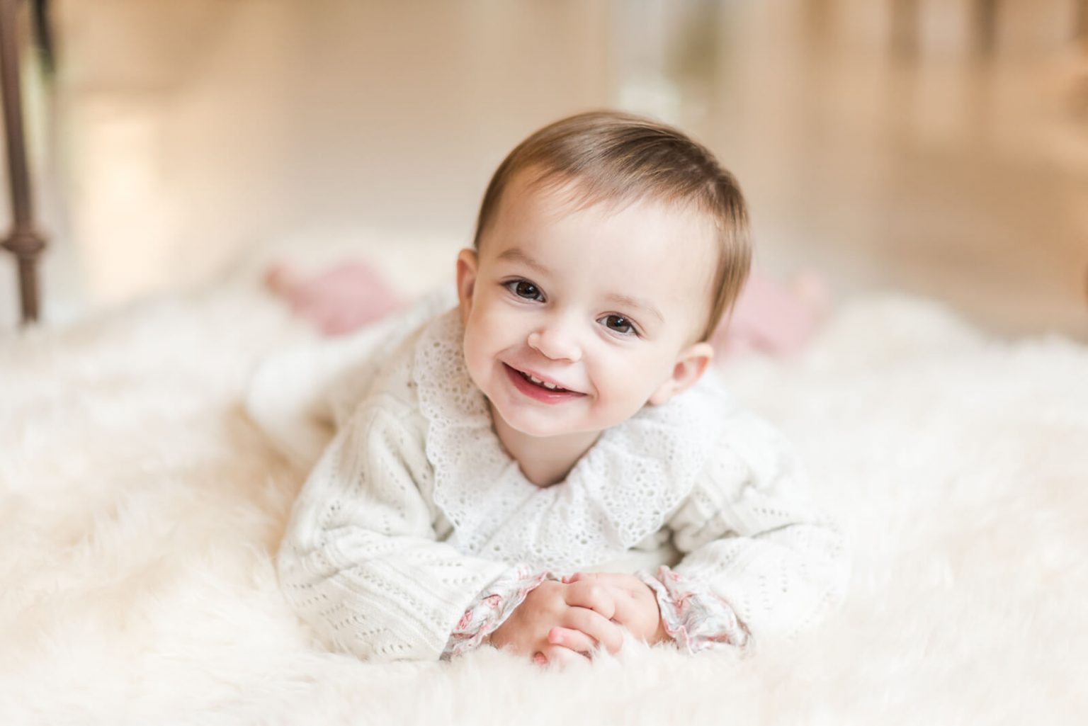 Photographe de famille à Toulouse au Parc de la Maourine, portrait de petite fille allongée sur le ventre