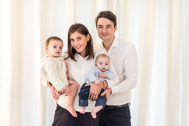 Photographe de famille à Toulouse à domicile, portrait de famille de quatre