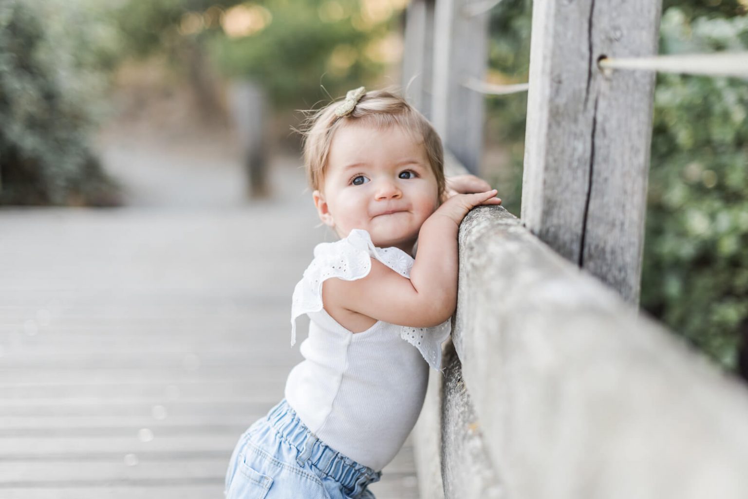 Photographe de famille au Lac de La Ramée à Toulouse, portrait de petite fille