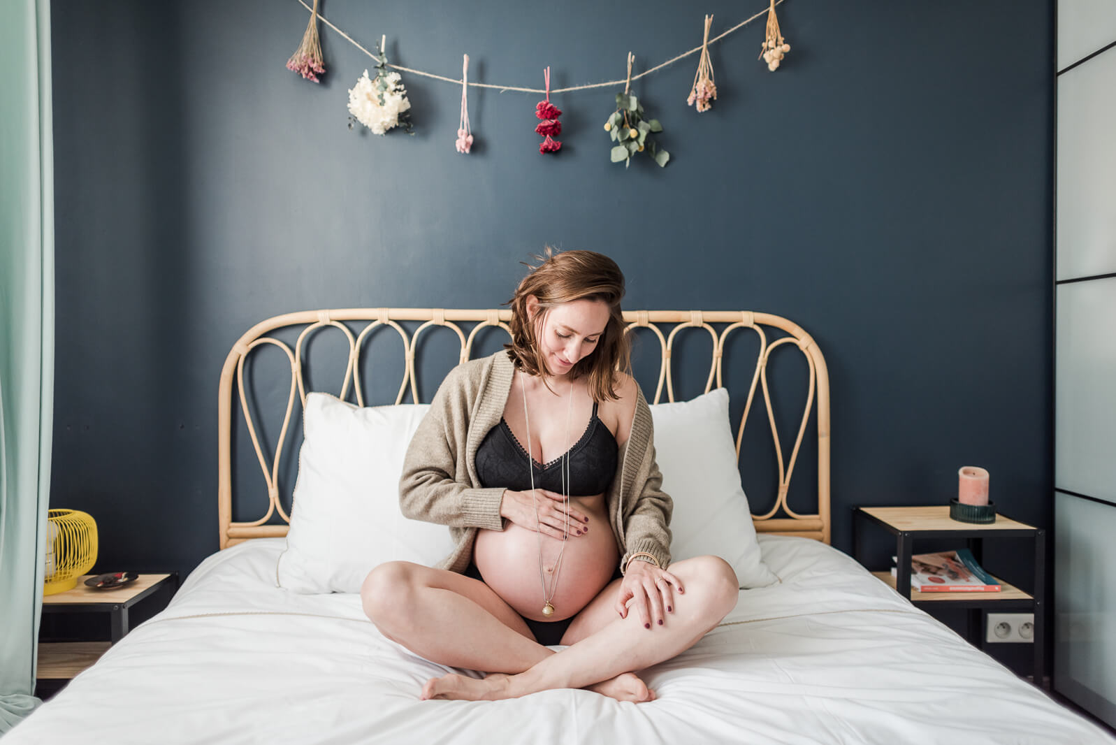 Photographe de grossesse à domicile à Toulouse, future maman sur son lit