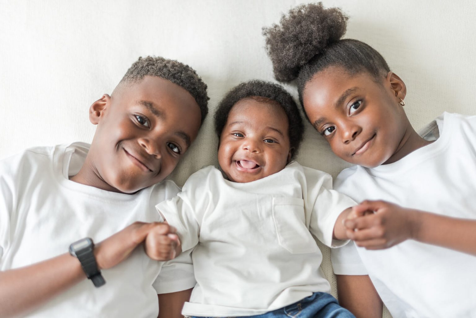 Photographe de naissance à domicile à Toulouse, bébé et ses frères et sœurs