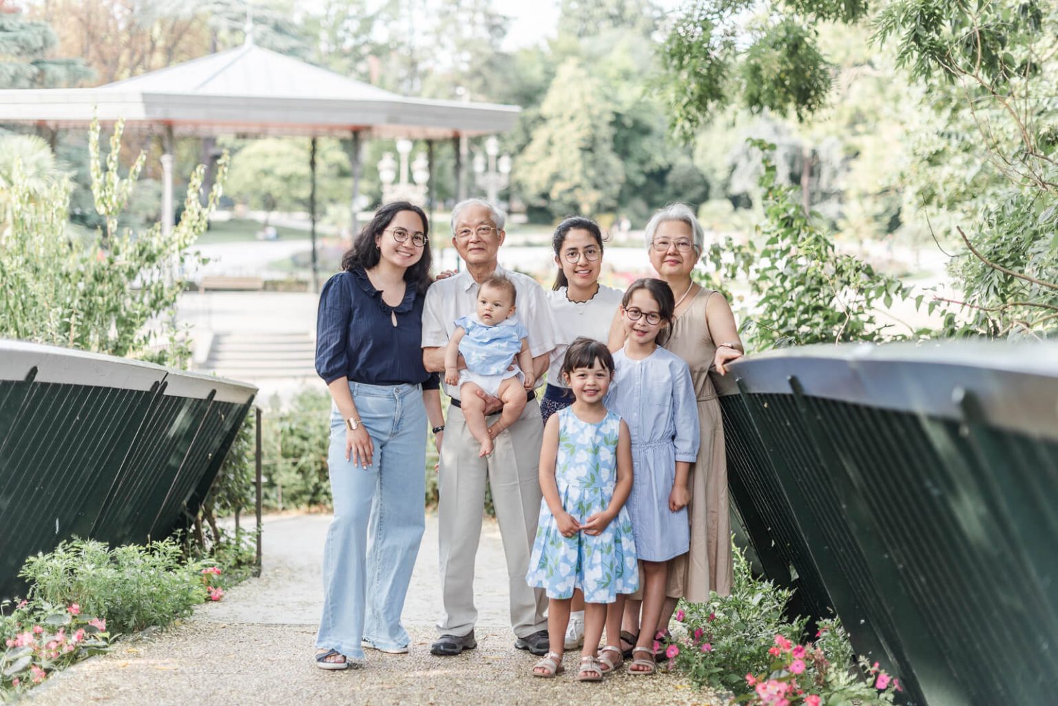 Photographe de famille multi générations au Grand Rond de Toulouse