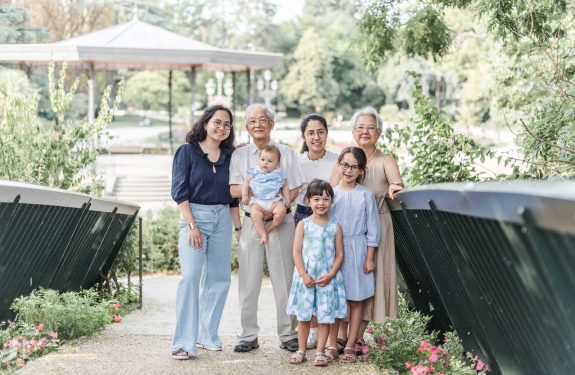 Photographe de famille multi générations au Grand Rond de Toulouse