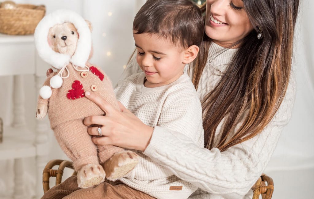 Séance photo de Noël en famille et en studio à Toulouse dans un décor de Noël épuré