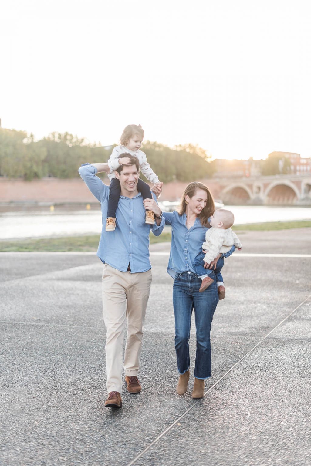 Photographe de famille à Toulouse - séance photo au port Viguerie