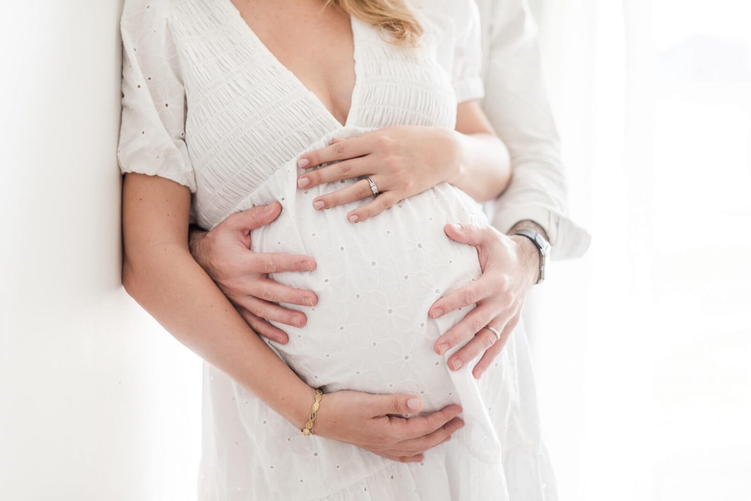 Photographe de grossesse à Toulouse - séance photo à domicile en lumière naturelle