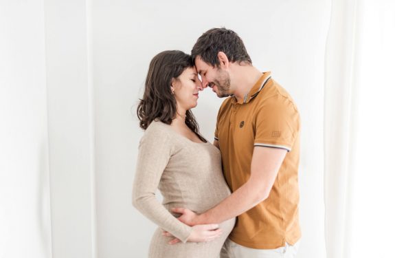 Photographe de grossesse à Toulouse - séance photo à domicile en couple