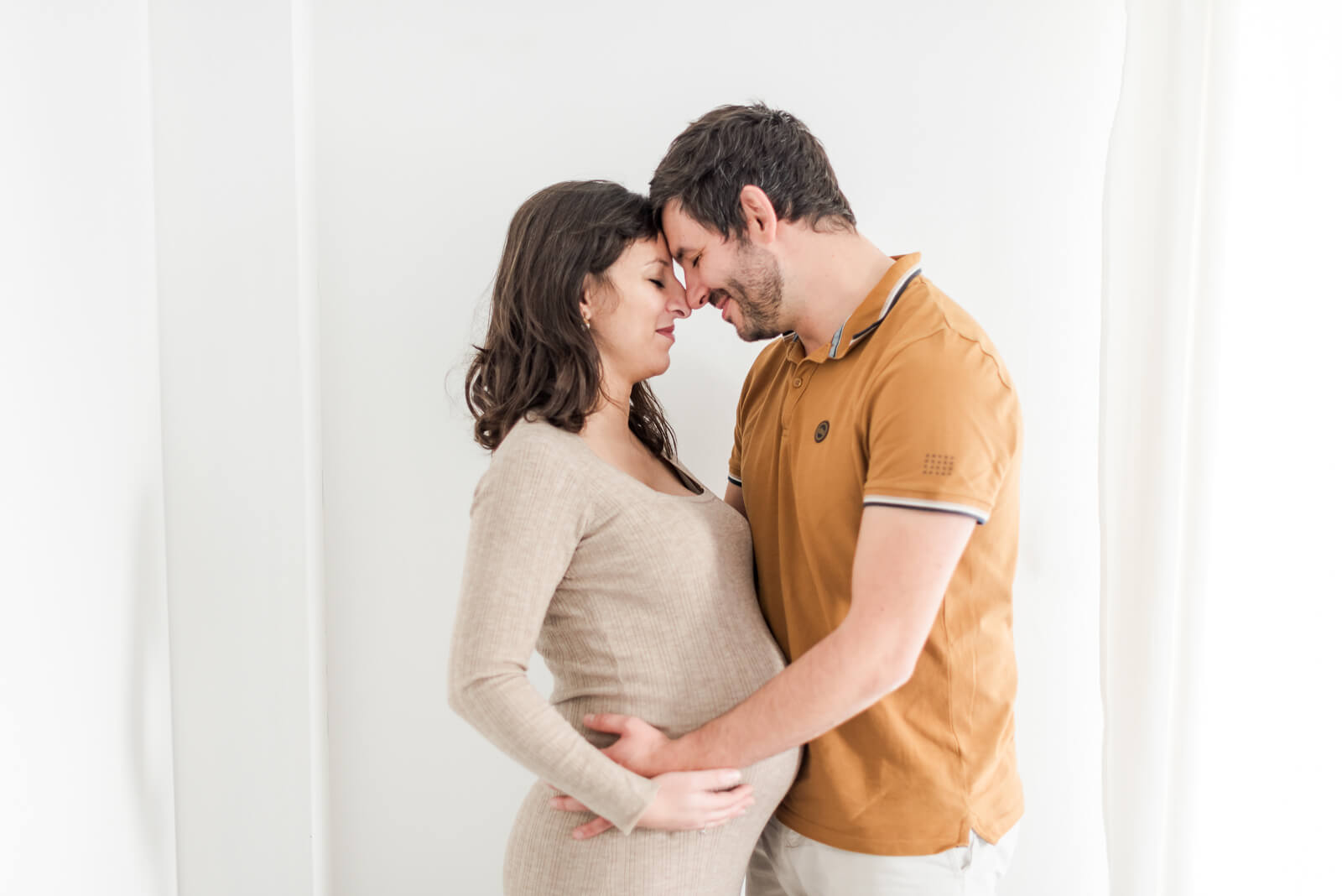 Photographe de grossesse à Toulouse - séance photo à domicile en couple