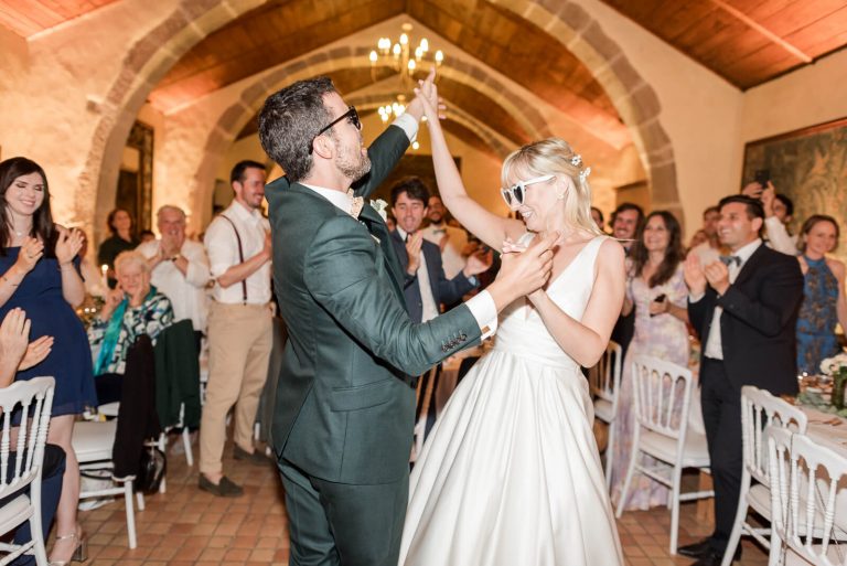 Photographe de mariage franco-américain au Château de Cas - entrée des mariés en dansant dans la salle du haut