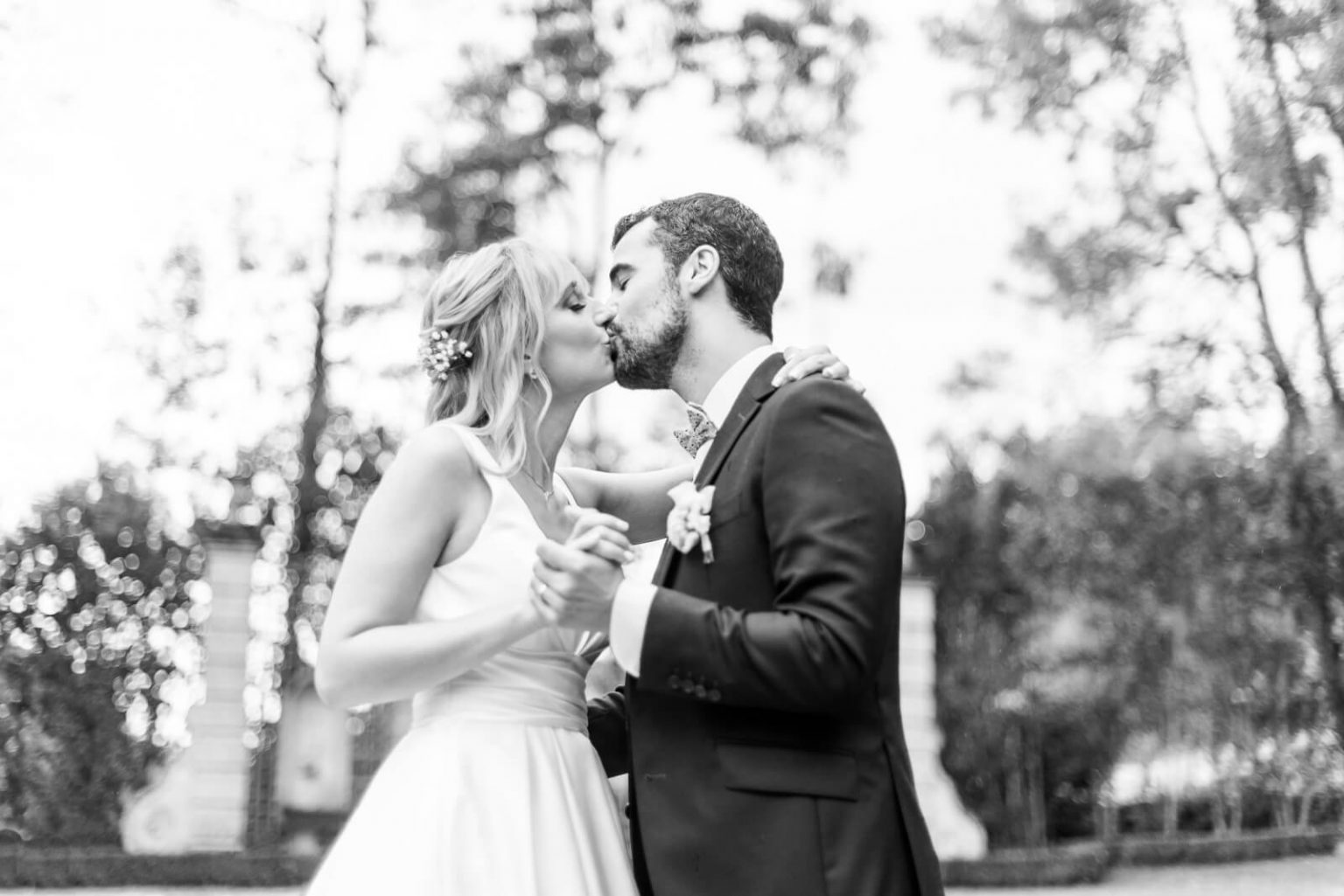 Photographe de mariage au Château de Cas - les mariés devant la fontaine