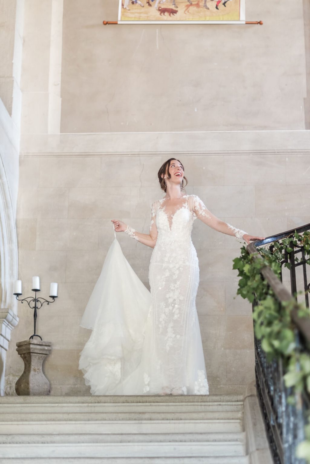 Photographe de mariage au Château de Chalabre - la mariée descend le grand escalier