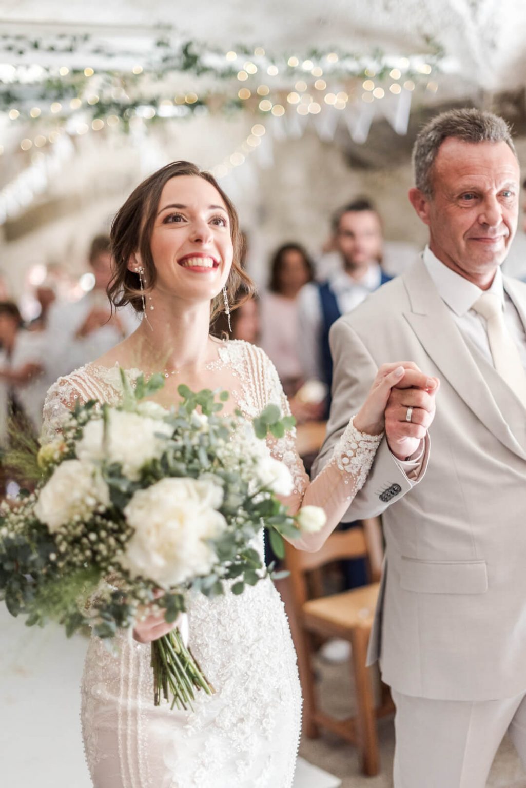 Photographe de mariage au Château de Chalabre - arrivée de la mariée à la cérémonie laïque au bras de son papa