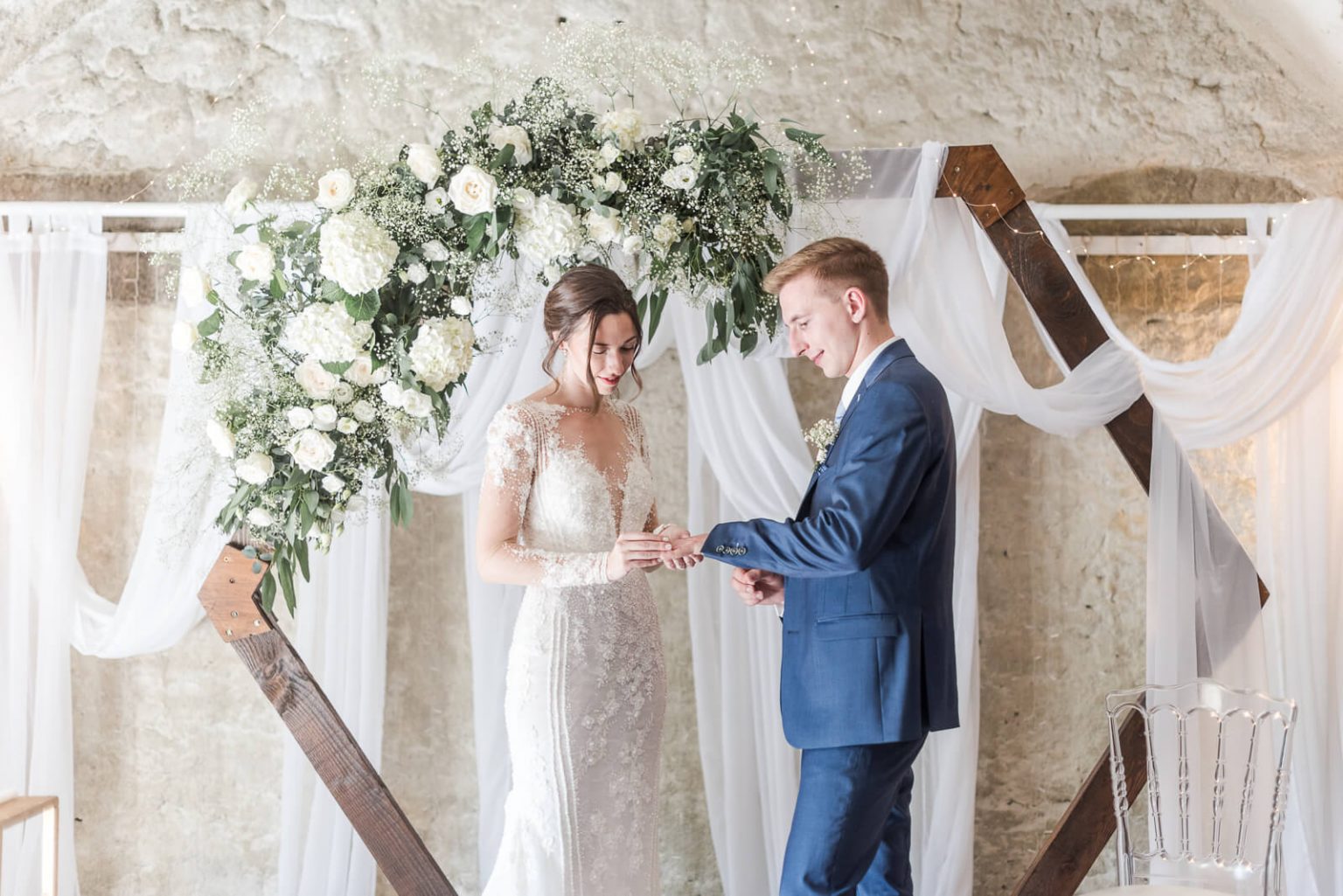 Photographe de mariage au Château de Chalabre - échange des alliances pendant la cérémonie laïque en intérieur