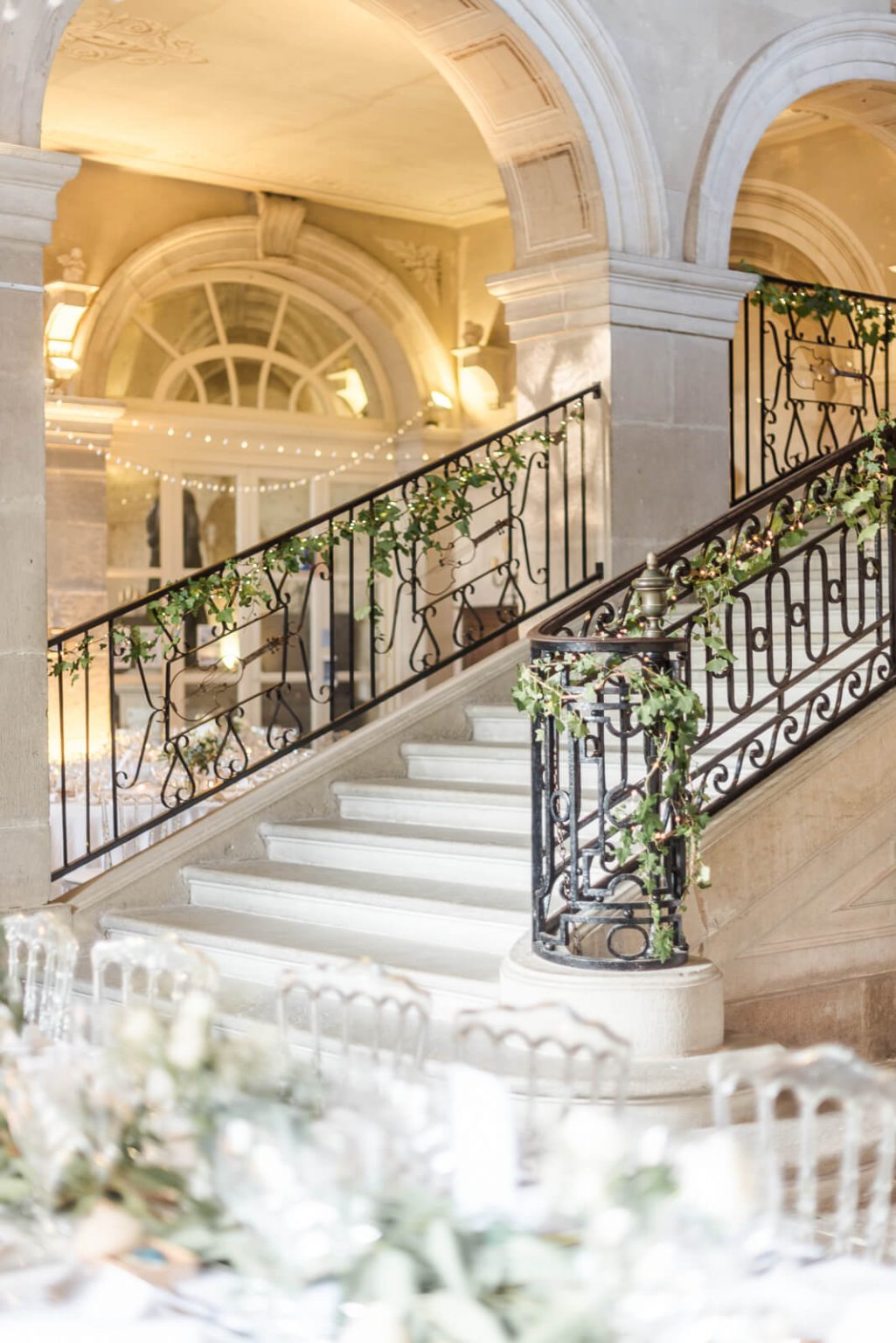 Photographe de mariage au Château de Chalabre - le grand escalier dans la salle du repas