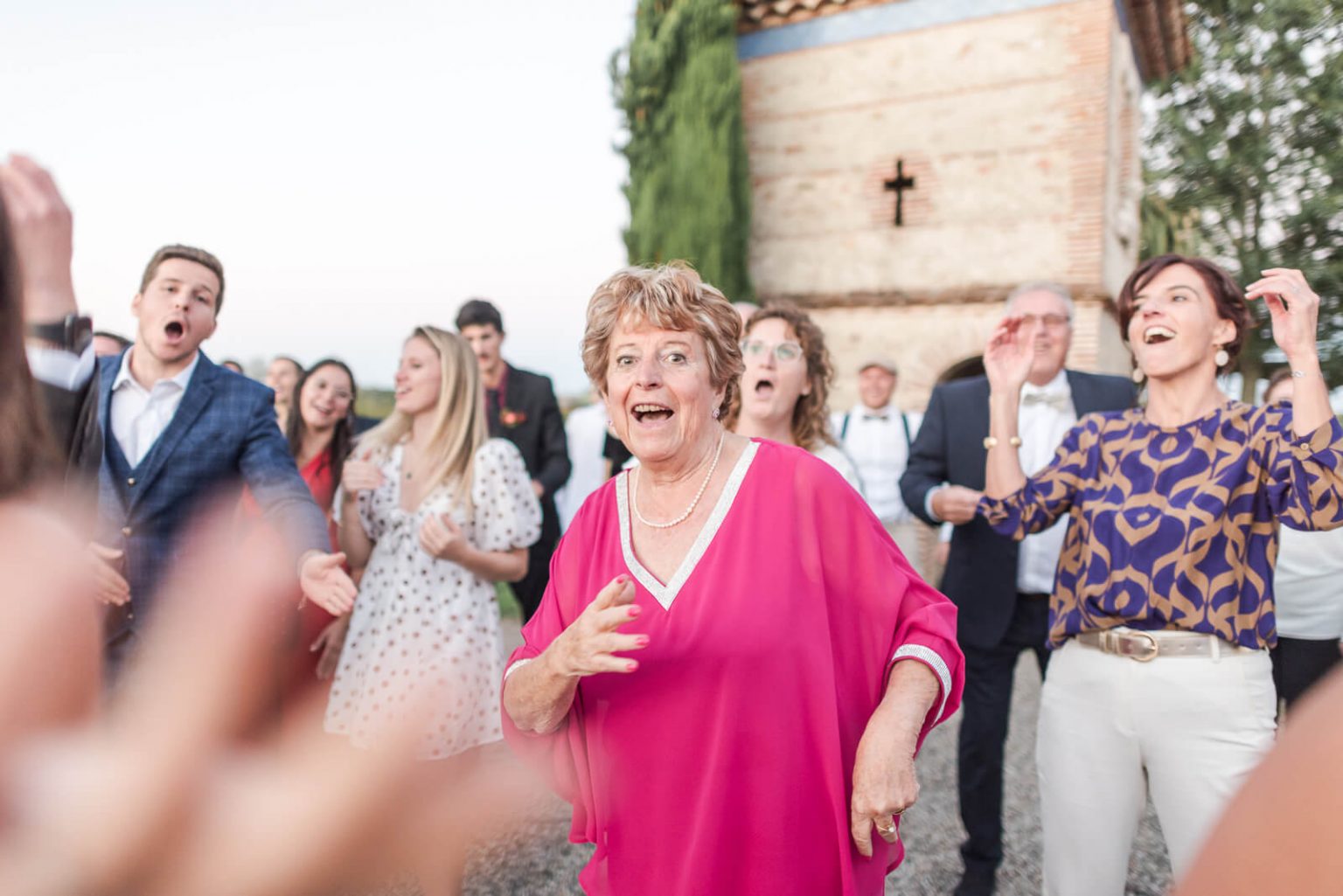 Photographe de mariage au Château Saint Louis - photo volée des invités pendant le vin d'honneur
