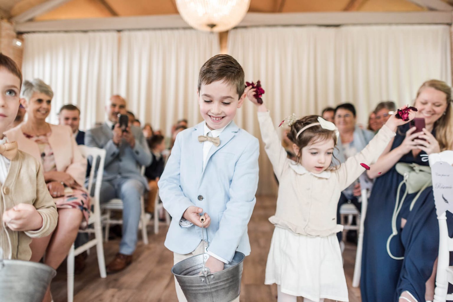 Photographe de mariage au Manoir du Thouron - les enfants jettent des pétales à la cérémonie laïque