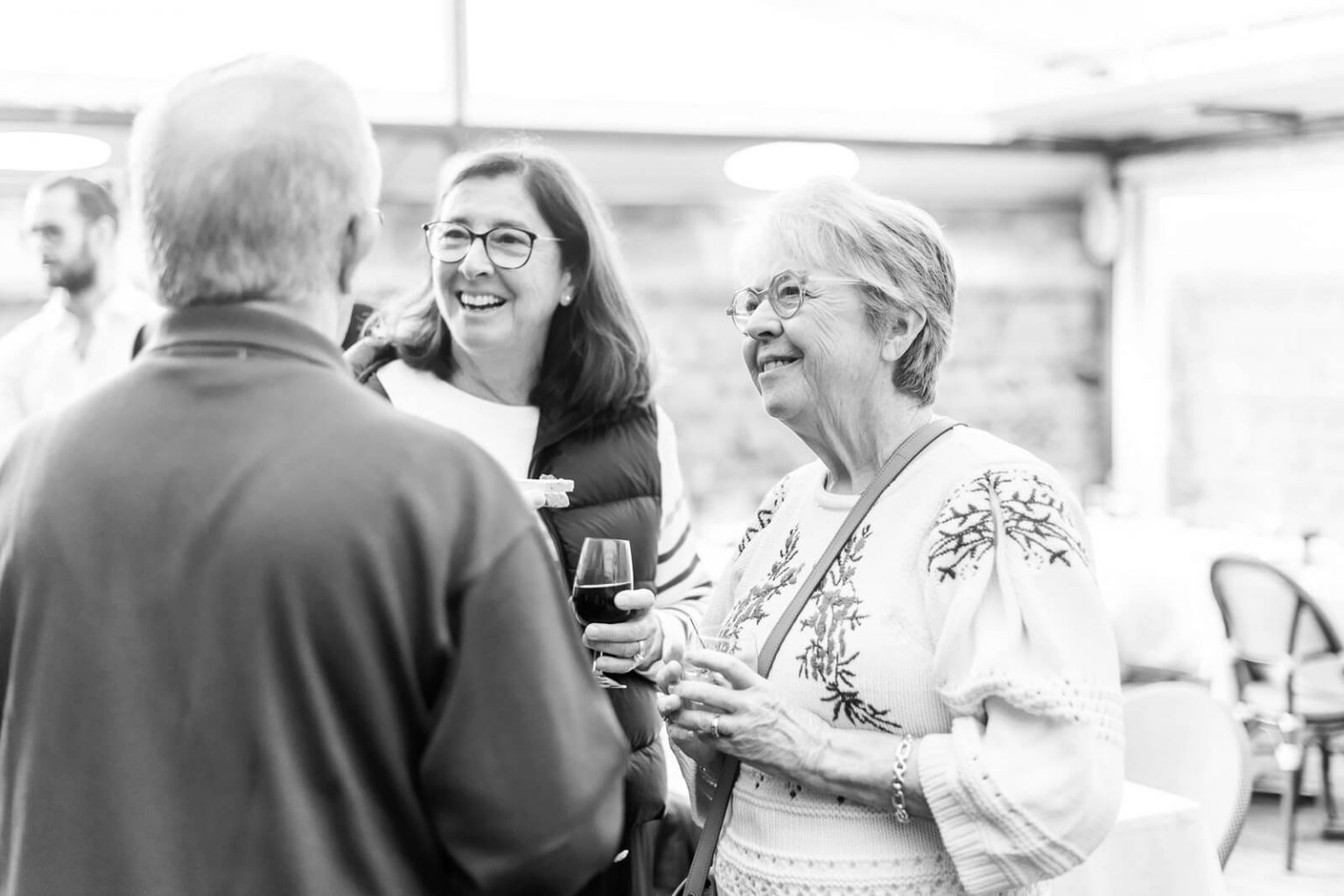 Photographe de mariage et baptême à Blagnac - photo volée des invités pendant le cocktail