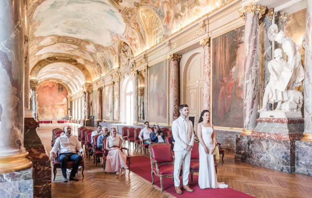 Photographe de mariage au Capitole de Toulouse - les mariés dans la salle des Illustres