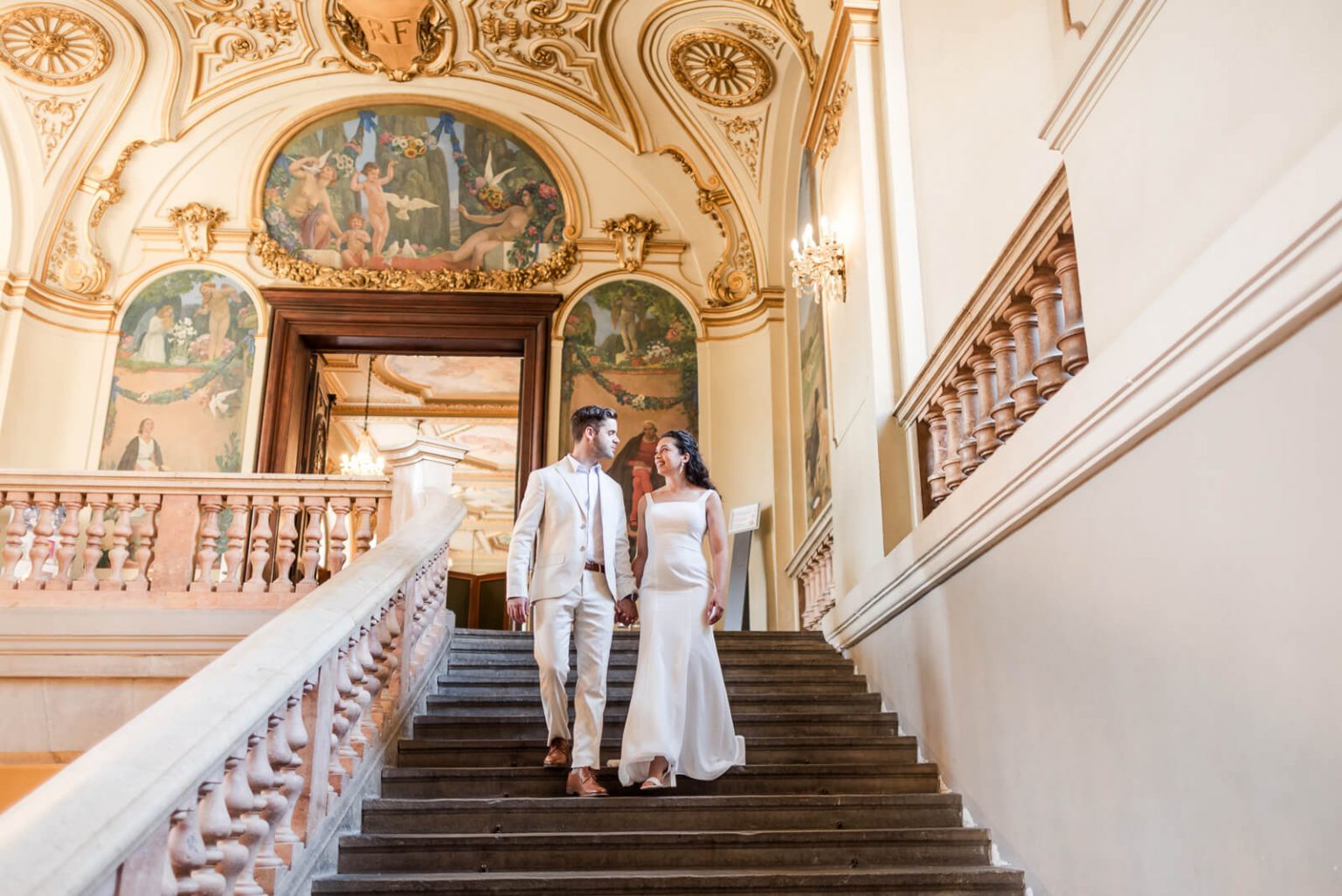 Photographe de mariage au Capitole de Toulouse - les mariés descendent l'escalier