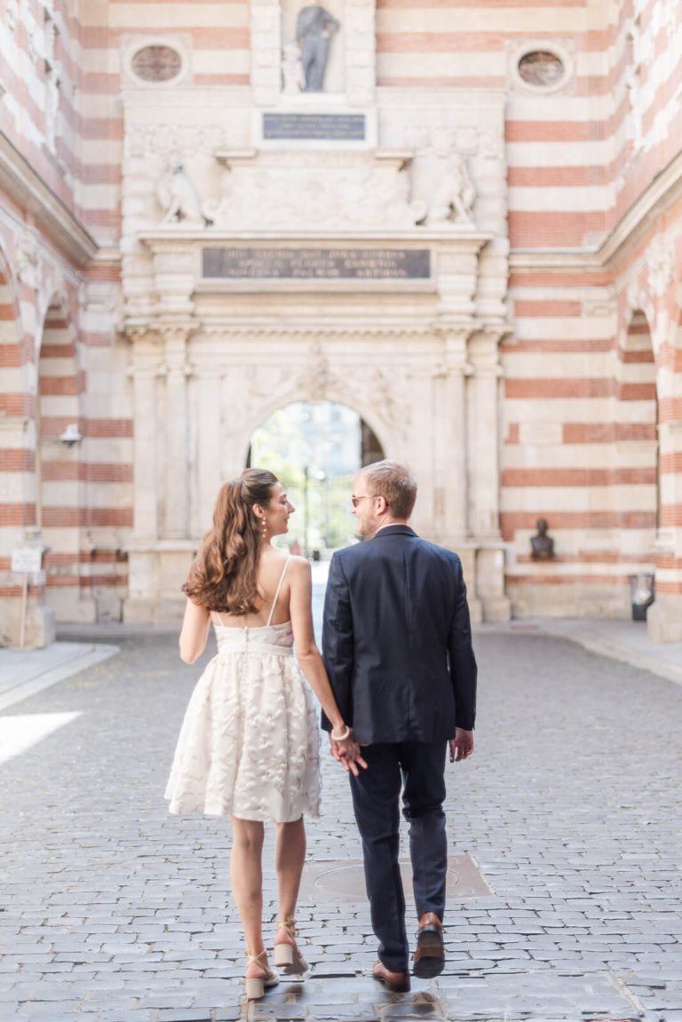 Photographe de mariage au Capitole de Toulouse - les mariés entrent dans la cour intérieure