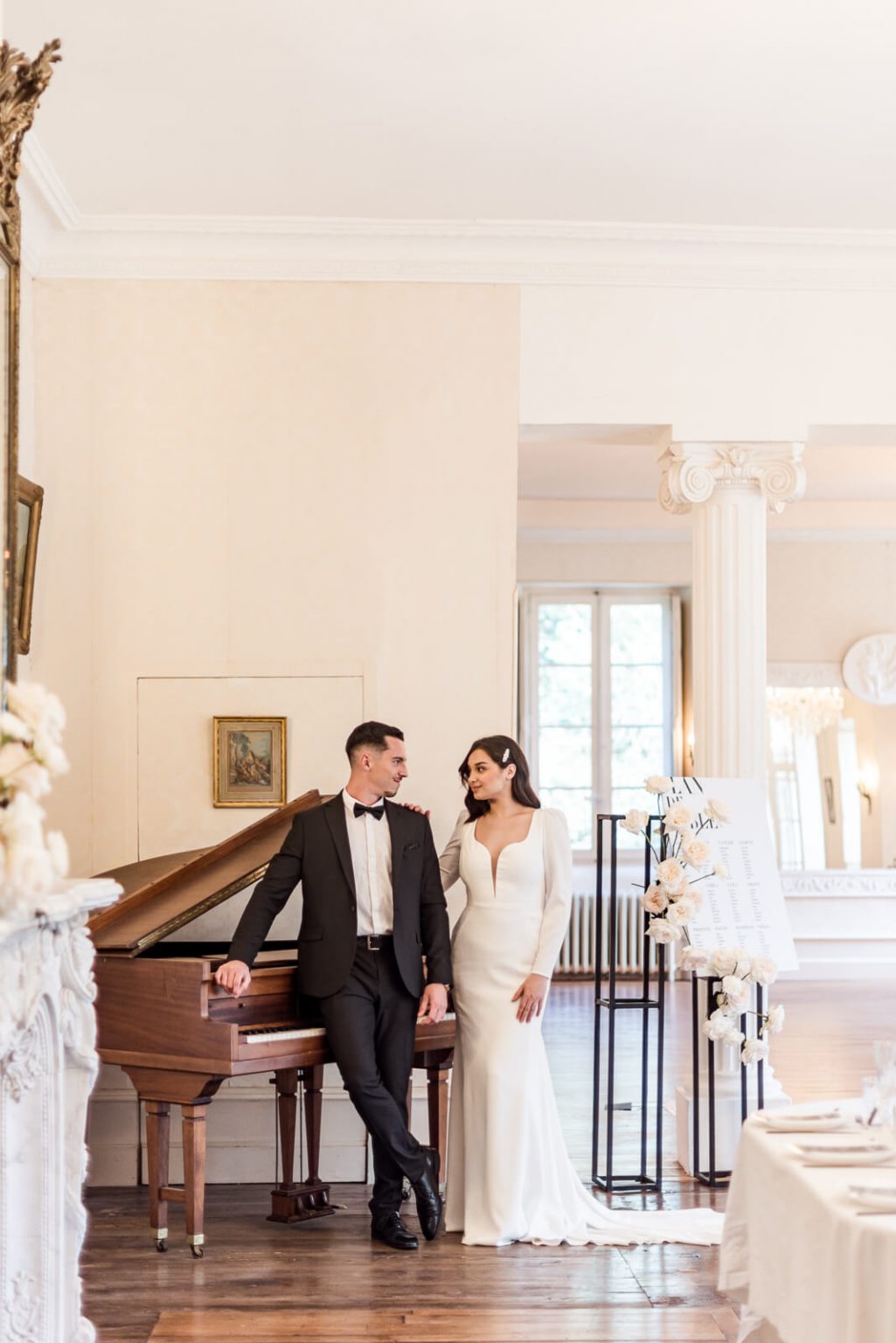Photographe de mariage au Château Saint Roch - les mariés devant le piano