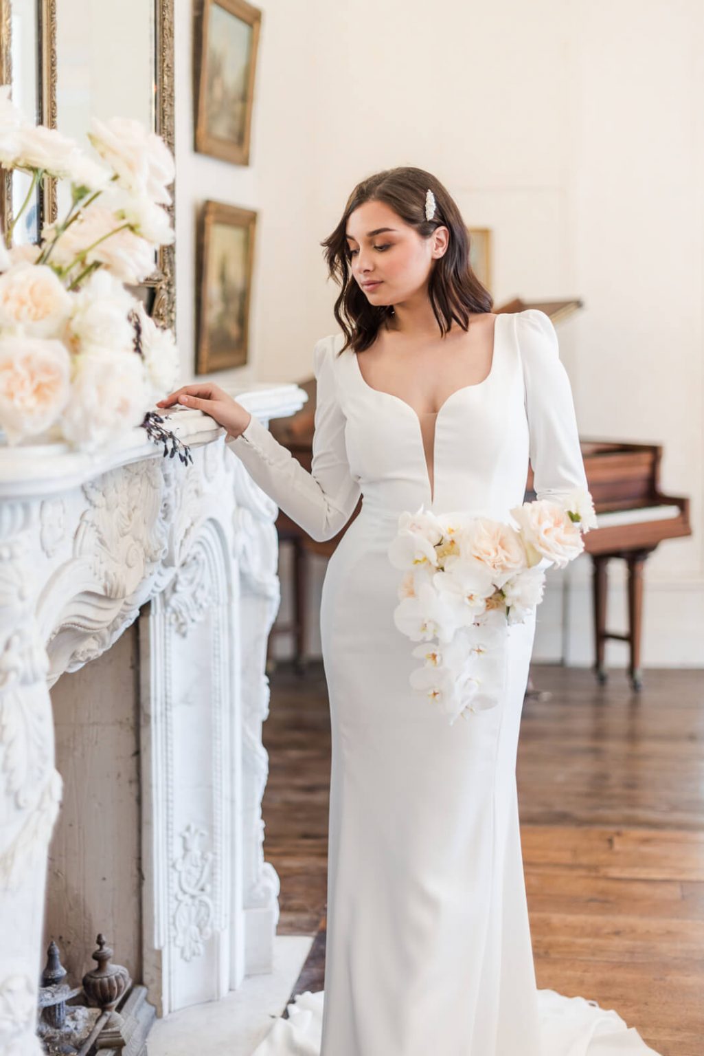 Photographe de mariage au Château Saint Roch - la mariée devant la cheminée