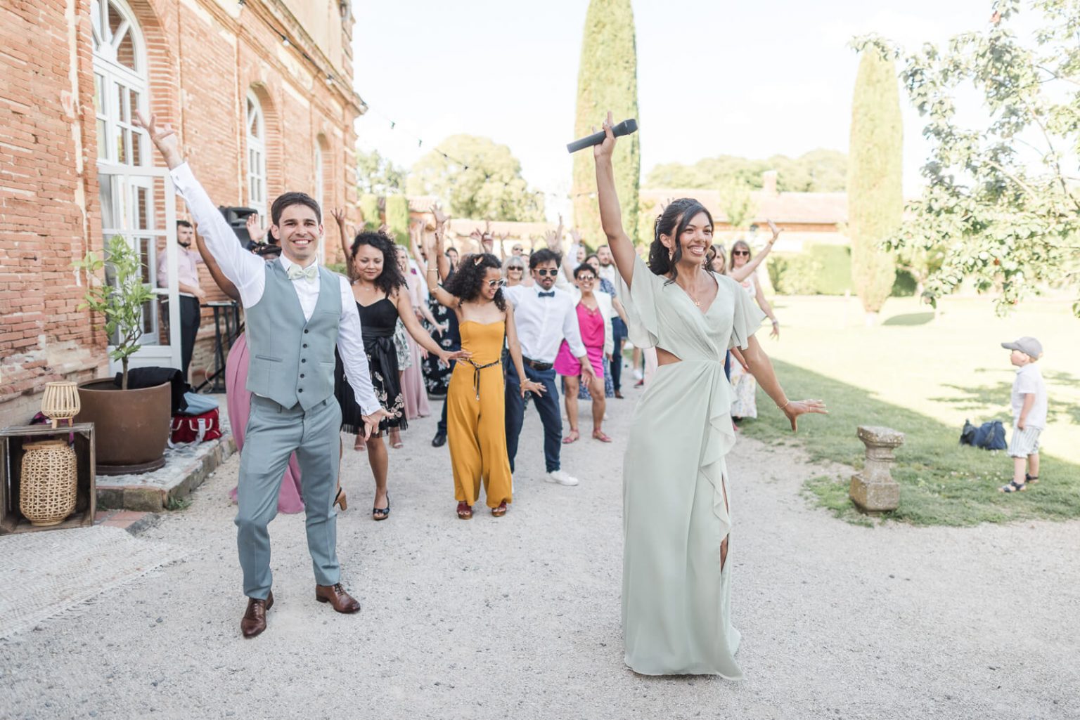 Photographe de mariage au Domaine de Rochemontès - photo des invités qui dansent en flashmob au cocktail