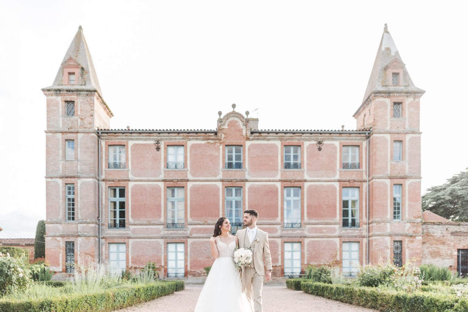 Photographe de mariage au Domaine de Rochemontès - les mariés devant le Château