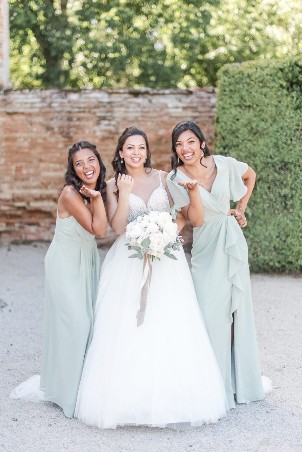 Photographe de mariage au Domaine de Rochemontès - la mariée et ses demoiselles d'honneur en vert sauge